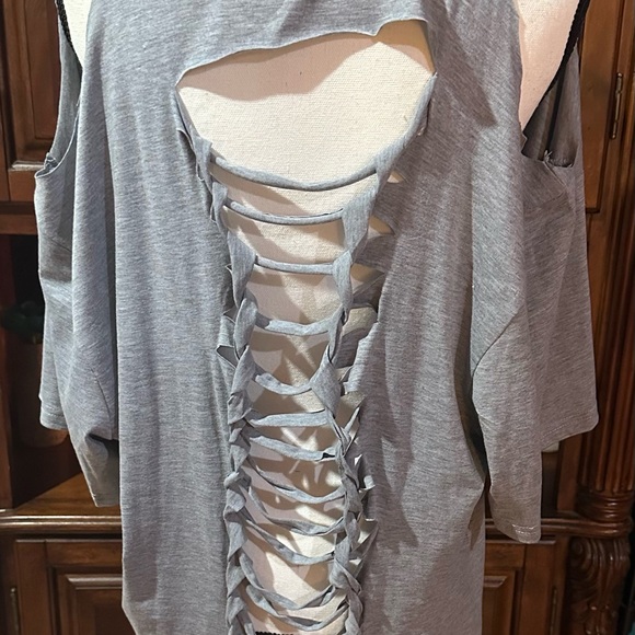 🟧 3 for $25 Gray Distressed Graphic Women Top - Picture 2 of 2